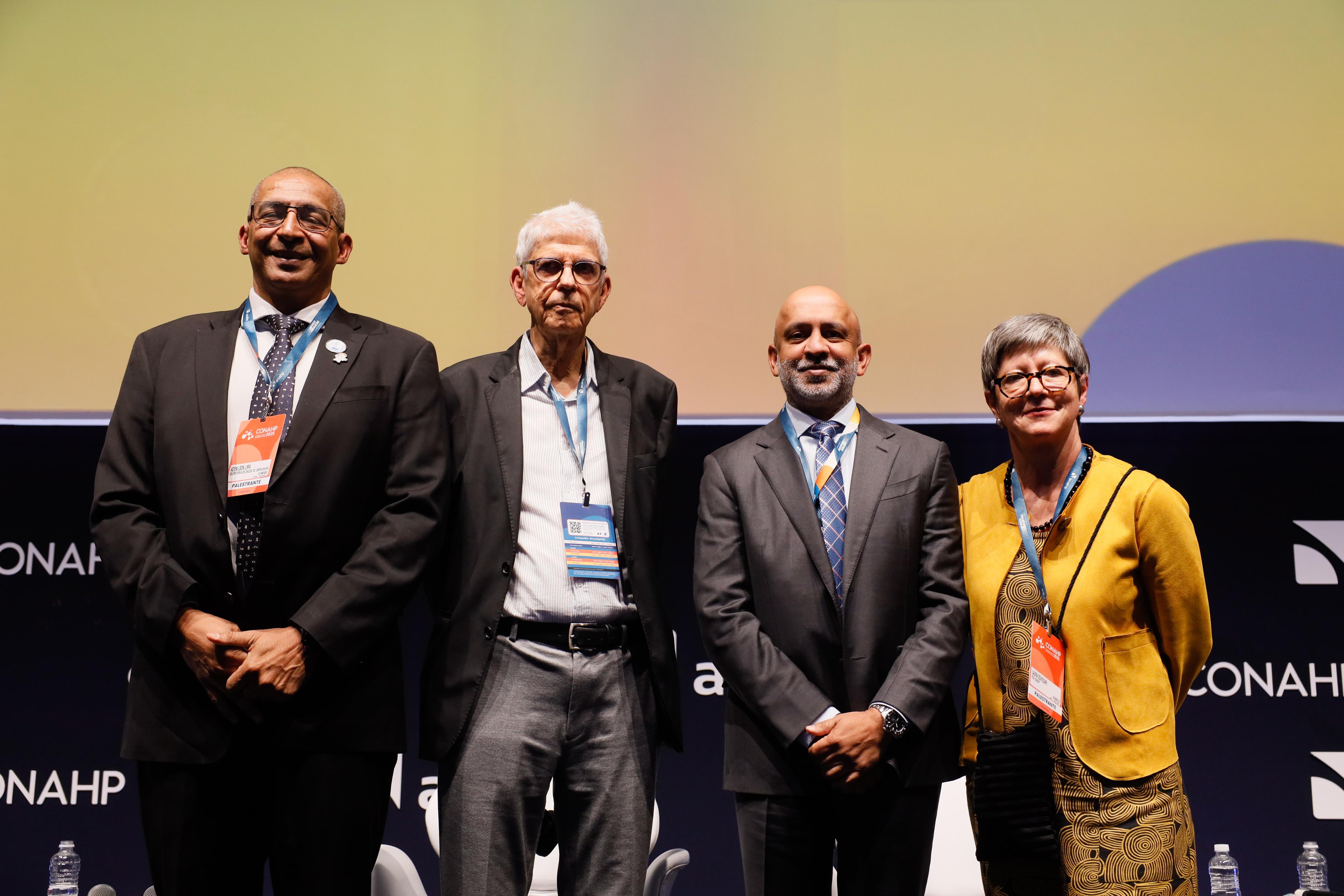 Lideranças e autoridades da saúde reunidas no palco do Conahp 2025