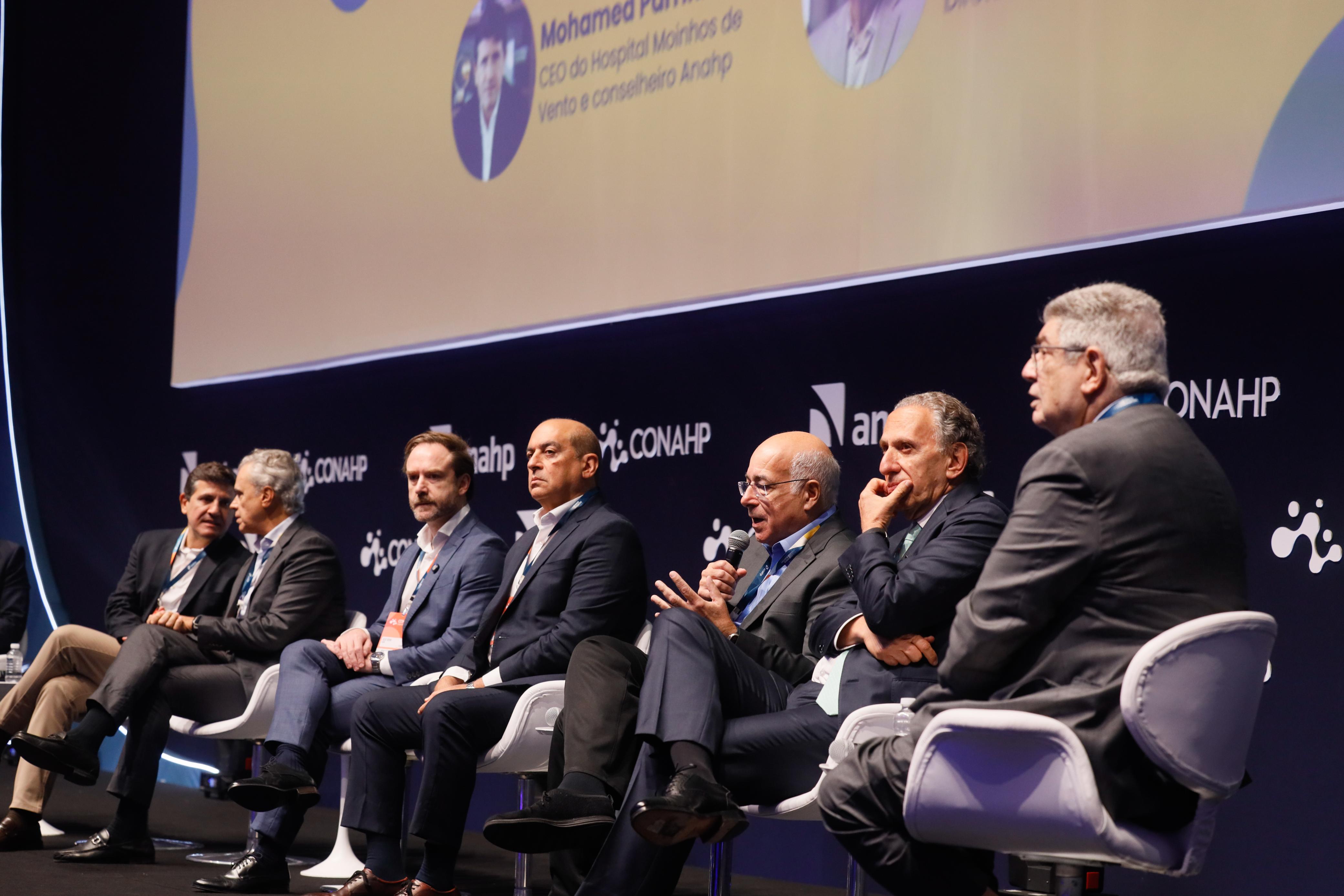 Debate com lideranças da saúde no palco principal do Conahp 2025